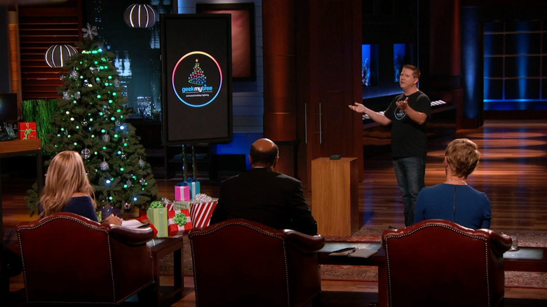 브래드는 내 나무를 상어에 괴짜를 선물한다