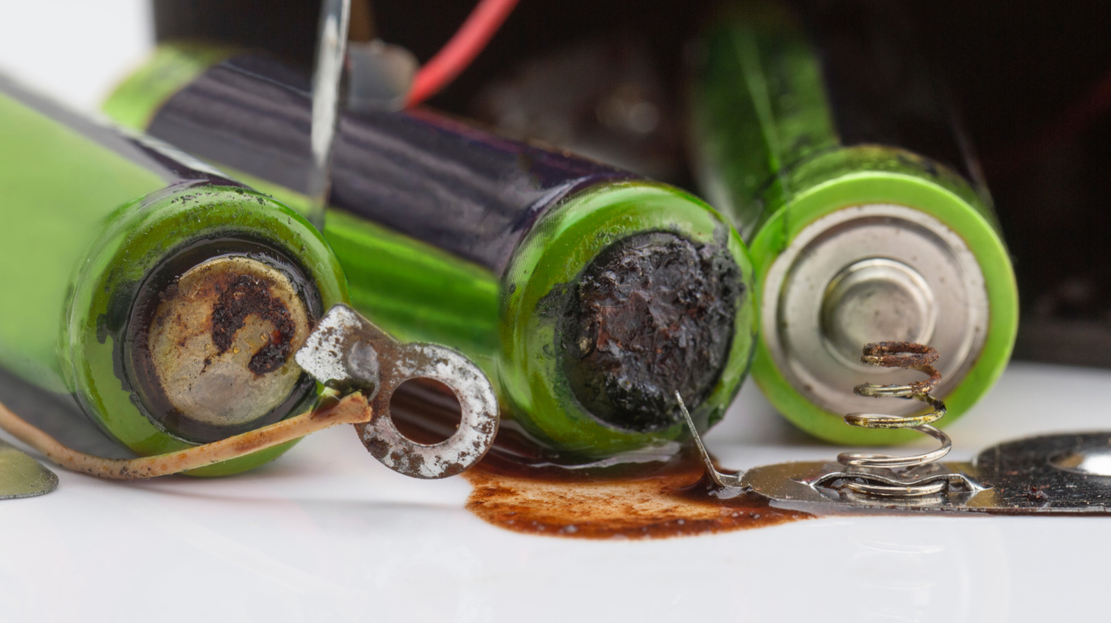 배터리가 누출되는 이유는 다음과 같습니다 (발생하는 경우해야 할 일)