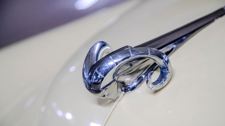 초기 닷지 차에 램 후드 장식.