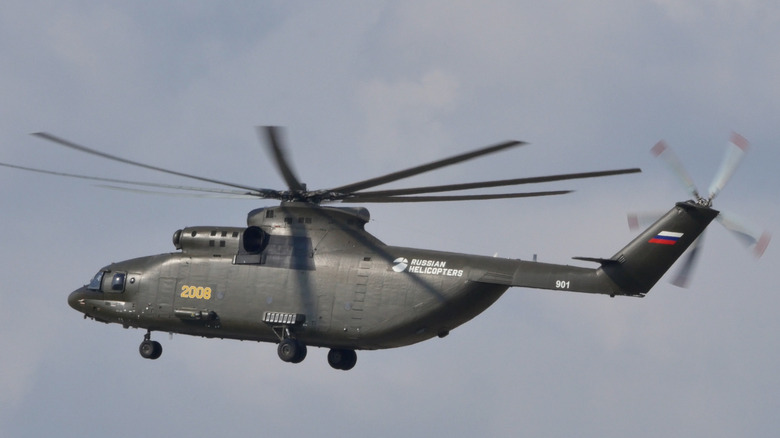 MIL MI-26 회색 하늘 배경으로 비행