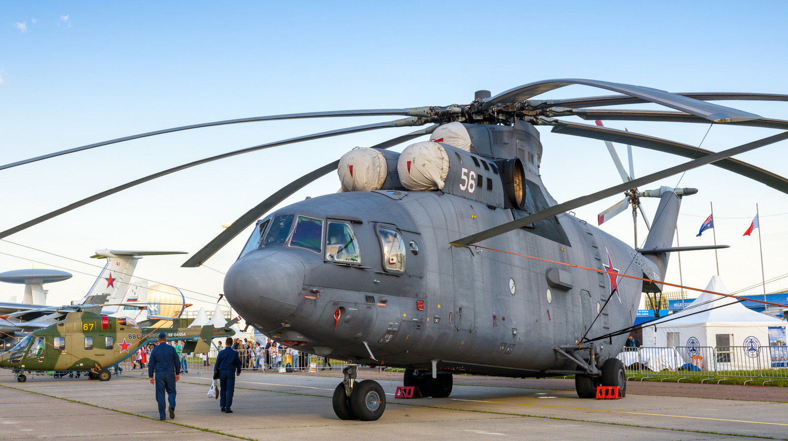 세계에서 가장 강력한 무거운 리프트 헬리콥터는 엄청난 양의 체중을 가지고 있습니다.