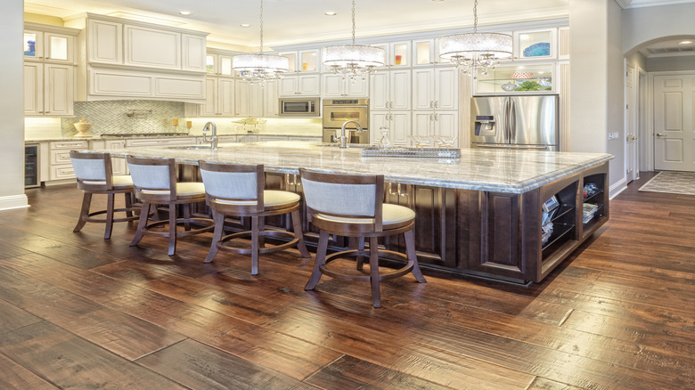 부엌에 설치된 많은 캔 조명