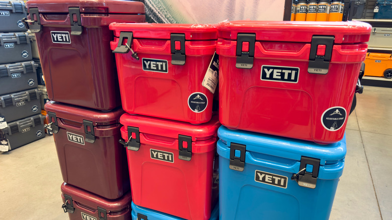 Yeti Coolers가 서로 쌓였습니다.