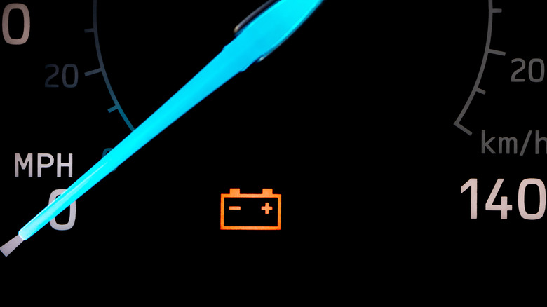 자동차 대시 보드에서 배터리 경고등을 닫습니다.