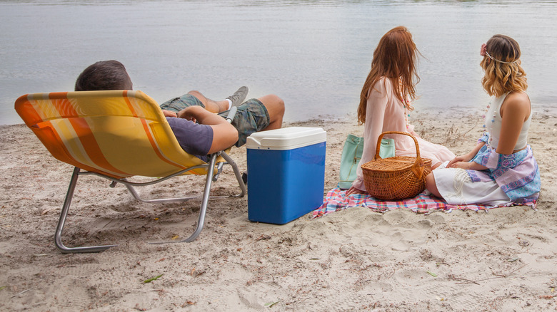 더 시원한 호수 옆에 앉아있는 사람들