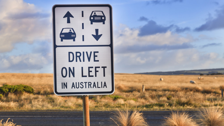 시골 도로와 배경에 대한 '호주의 왼쪽 드라이브'를 표시하는 사인.