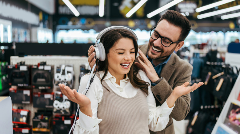 헤드폰을위한 커플 쇼핑