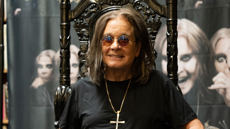 오지 오스본 (Ozzy Osbourne)은 고딕 양식의 높은 등 의자에 앉아 있습니다