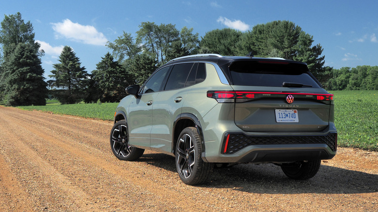 2025 VW Tiguan 후면 3/4 뷰