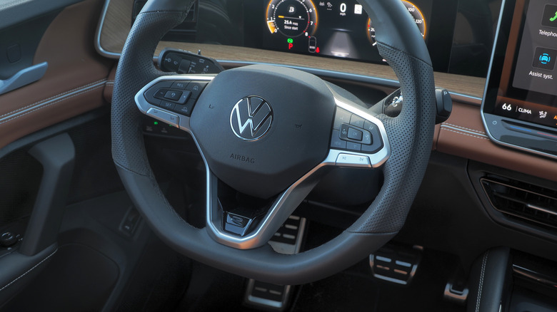 2025 VW Tiguan 스티어링 휠