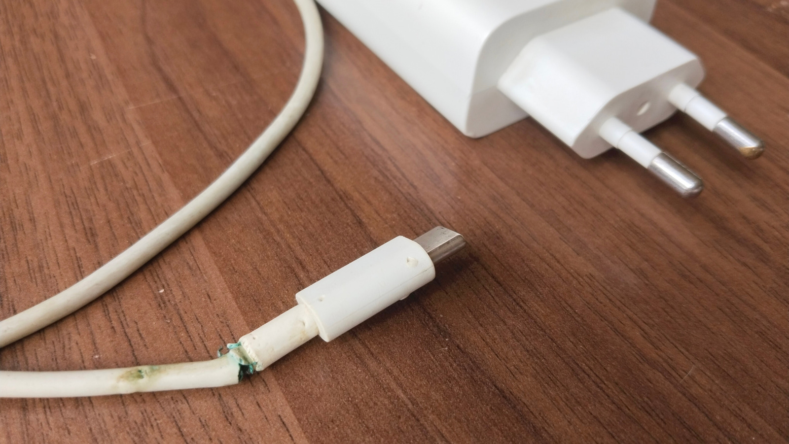 깨진 충전기를 직접 수리하려고하지 말아야하는 이유
