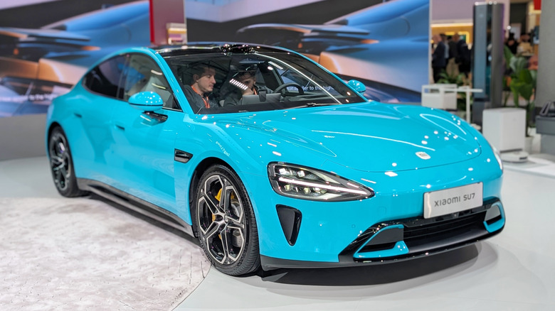 바르셀로나에서 열린 이벤트에서 전시 된 베이비 블루 Xiaomi SU7 세단