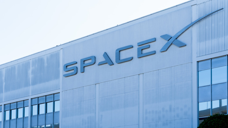 캘리포니아 호손에있는 SpaceX 본사의 정면