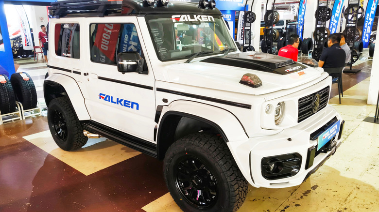 Wildpeak Falken 타이어가있는 지프