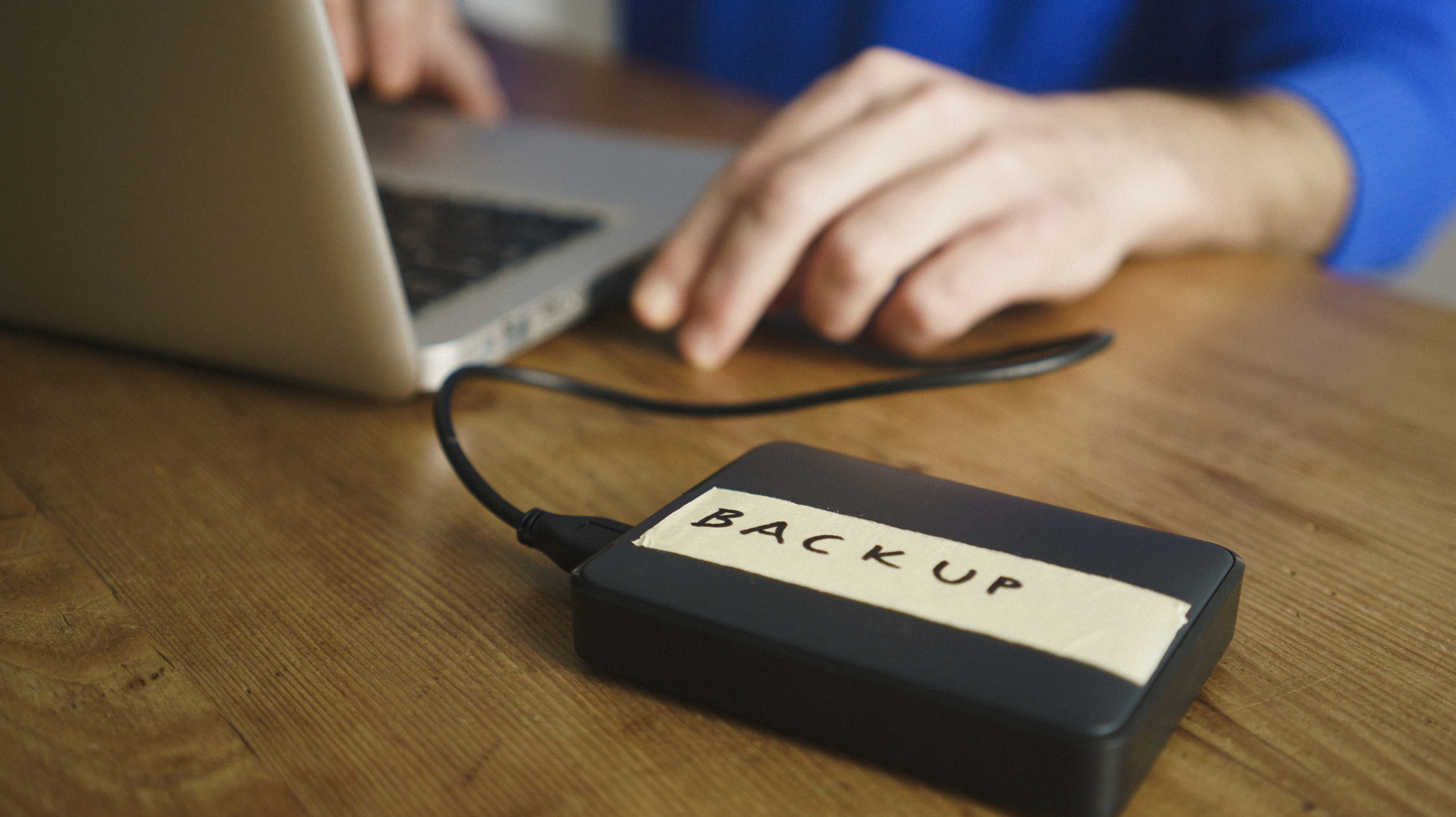 더 많은 데이터를 저장할 때 USB 드라이브가 무거워 지나요? 실제로는 반대입니다