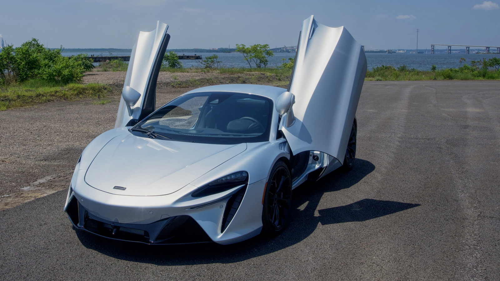 McLaren은 30 만 달러의 슈퍼카를 건설하는 것이 공장 바닥을 넘어서 어떻게 진행되는지 보여주었습니다.