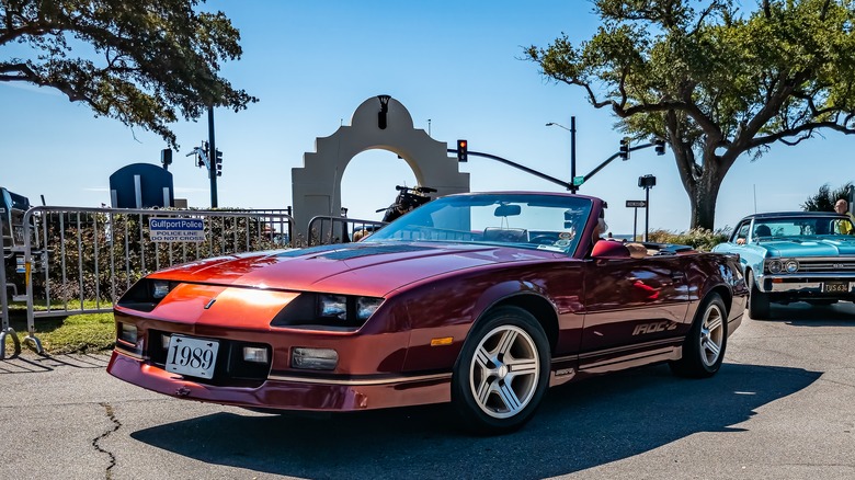 1989 Chevy Camaro Convertible은 White Cement Archway 근처 도로에 주차되었습니다.