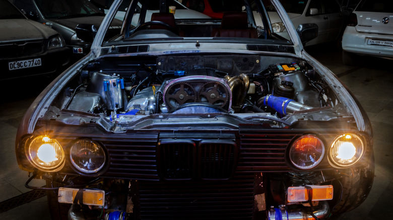 고도로 수정 된 BMW E30 3 시리즈.