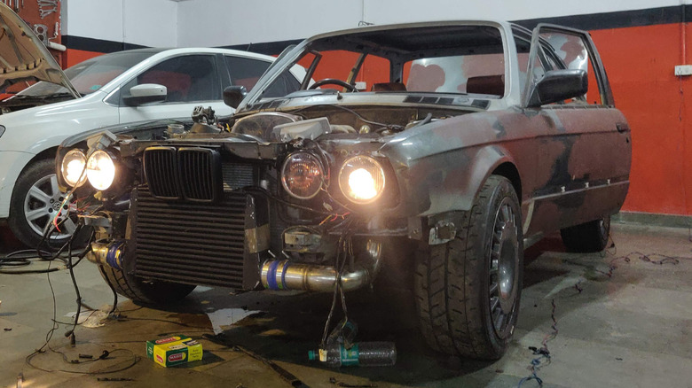 BMW E30 3 시리즈 프로젝트는 분해되었습니다.