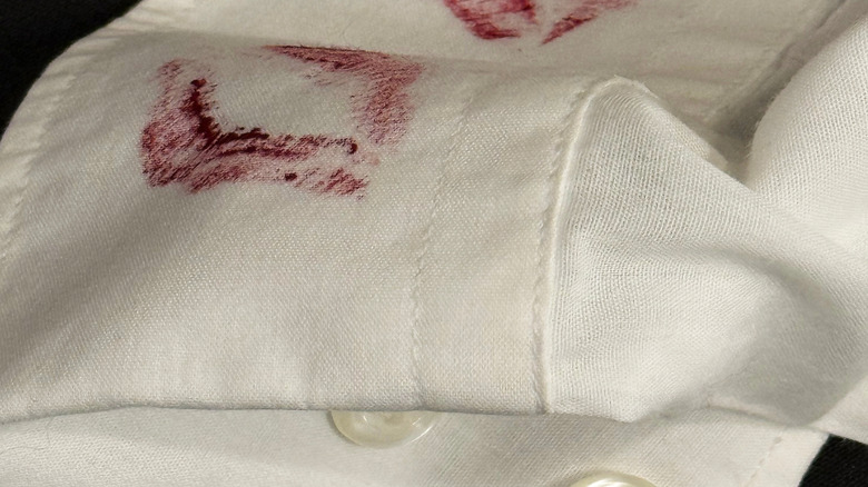 셔츠에 키스 마크