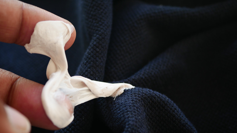 직물에 껌을 씹습니다