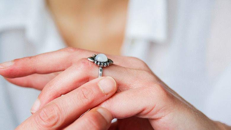 반지를 들고 여자
