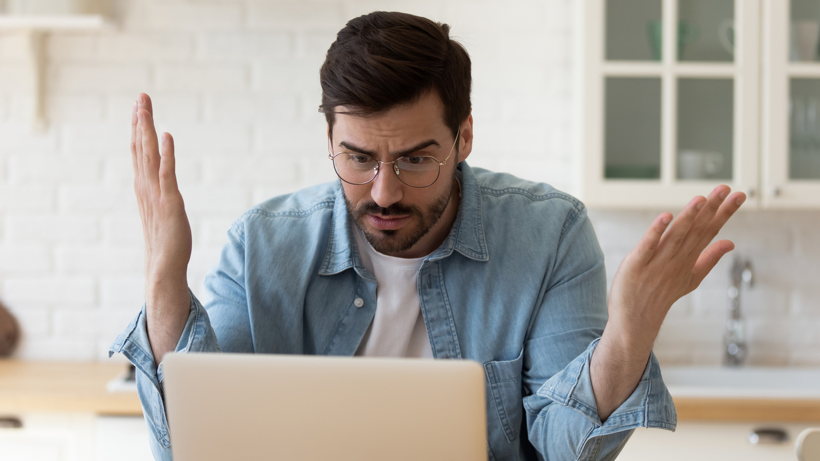 깨진 또는 오작동하는 노트북 화면을 수정하는 5 가지 방법