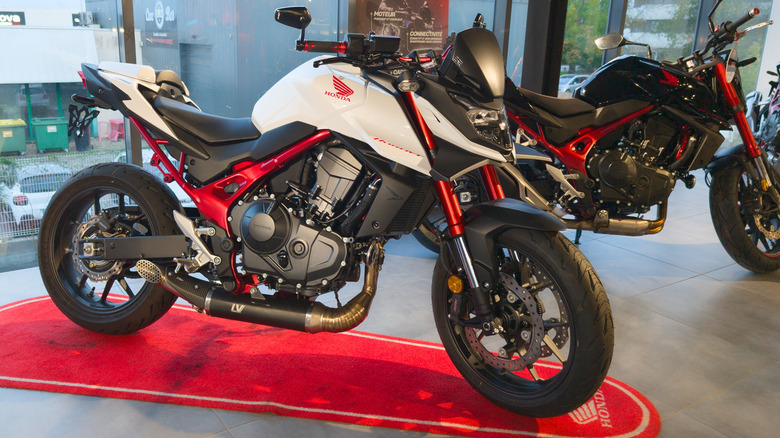 빨간색과 흰색 CB 750 Honda Hornet