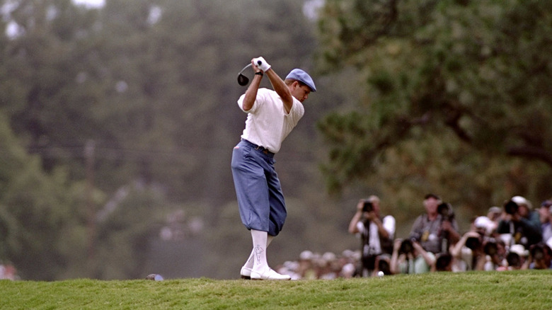 Payne Stewart는 골프 코스에서 티를 타고 있습니다