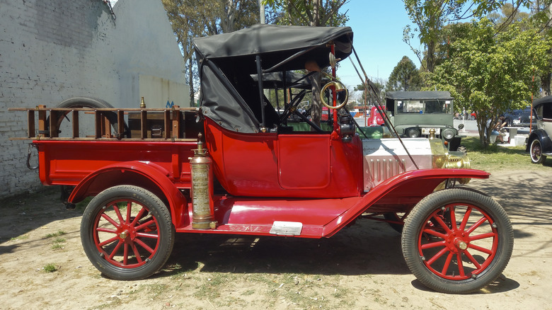 레드 포드 모델 T 픽업 트럭의 측면도