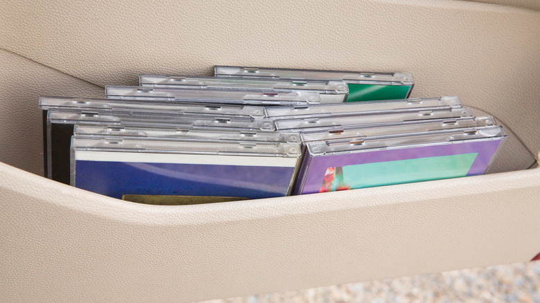 보석에 기반을 둔 많은 CD가 자동차 문에 삐걱 거렸다.