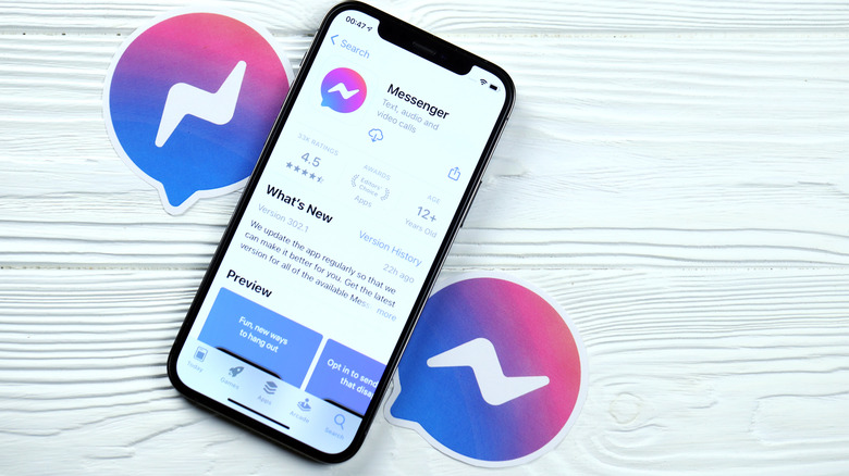 양쪽에 로고가있는 화면에 Facebook 메신저