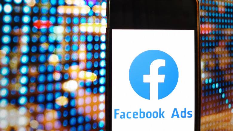 전화 화면의 Facebook 광고 텍스트