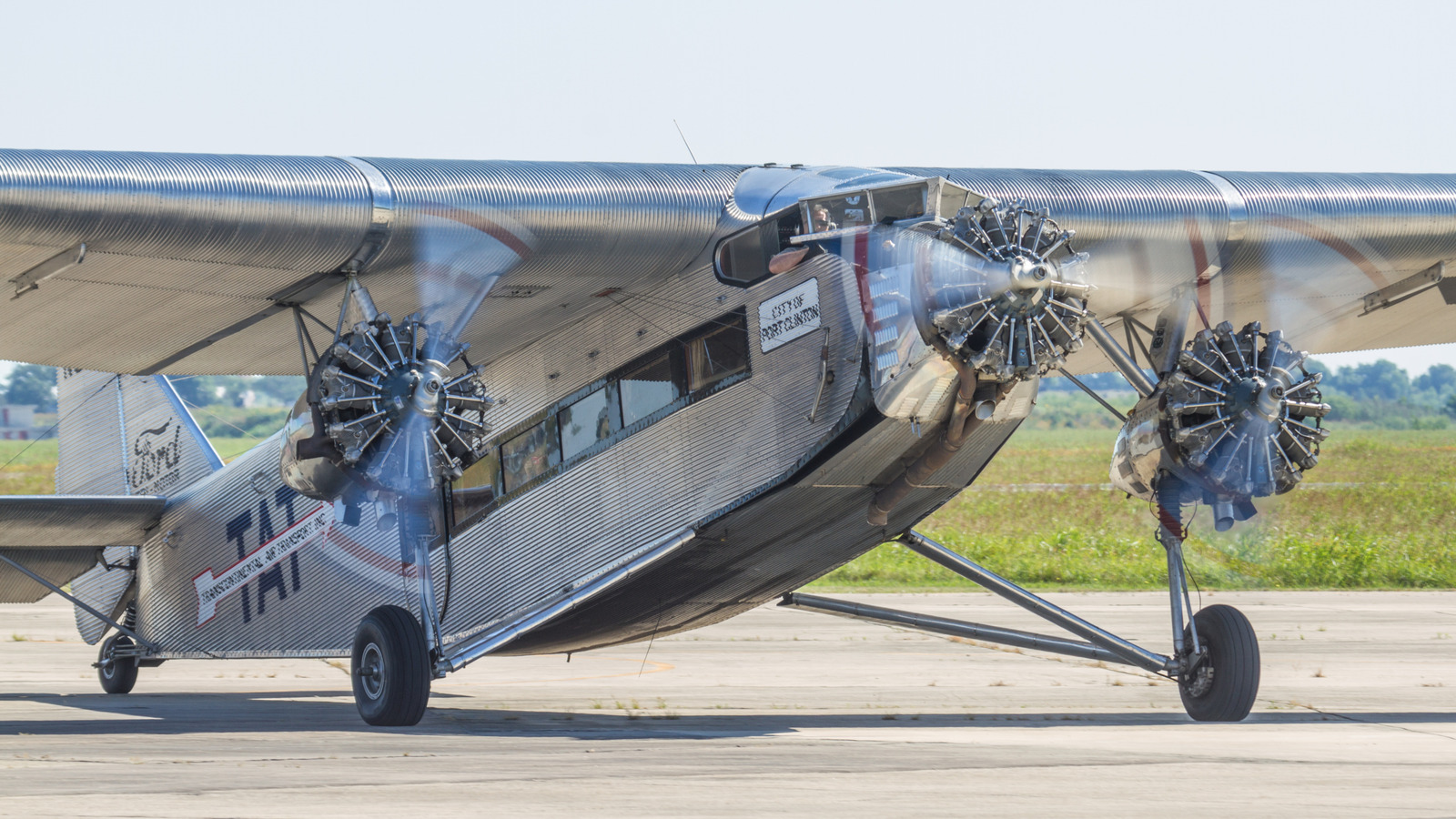 포드는이 인기있는 비행기와 함께 영원히 비행 한 다음 그만 두었습니다.