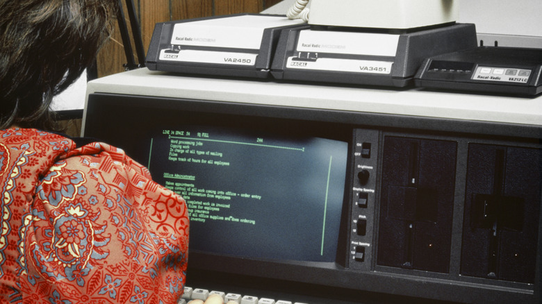 전화 접속 인터넷이있는 빈티지 컴퓨터.