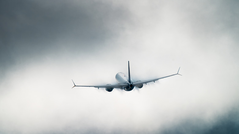 날씨가 좋지 않은 비행기