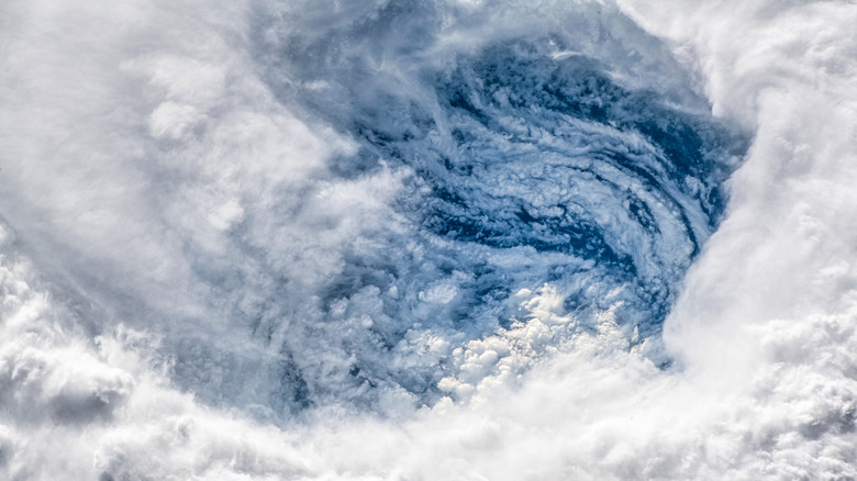 나선형을 형성하는 구름