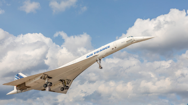 콩코드 비행기는 그 뒤에 흐린 푸른 하늘로 이륙 한 직후.