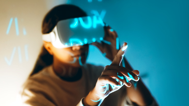 VR 헤드셋을 착용 한 사람.