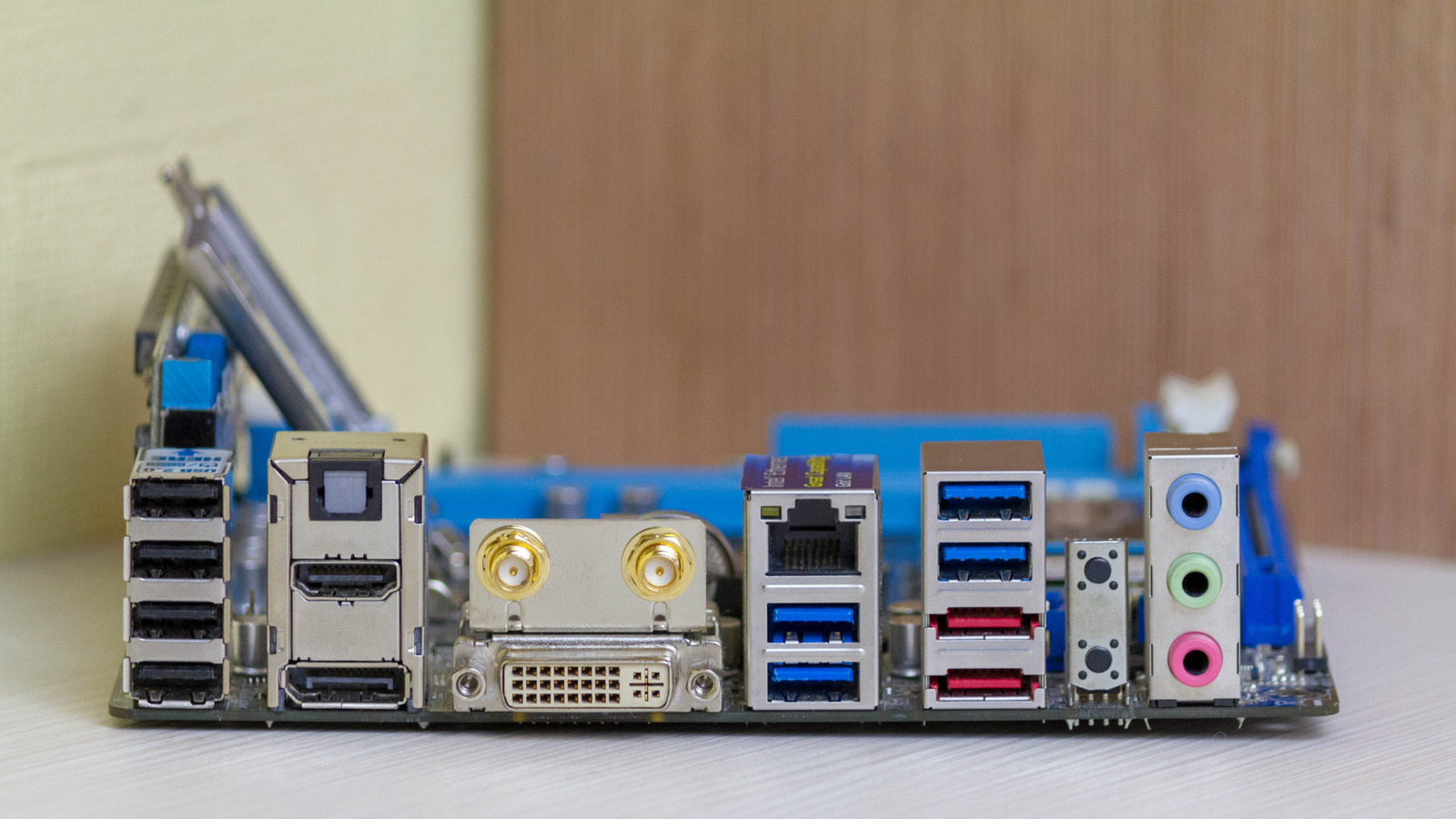 일부 USB 포트가 빨간색 인 이유는 무엇입니까? 이것이 색상의 의미입니다