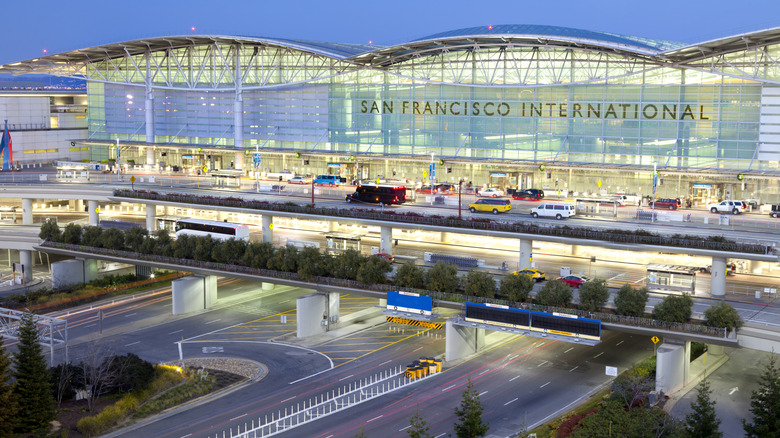 샌프란시스코 국제 공항에서 일몰