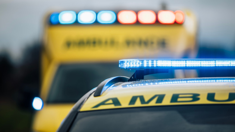 조명이 켜진 두 개의 구급차 차량의 이미지.