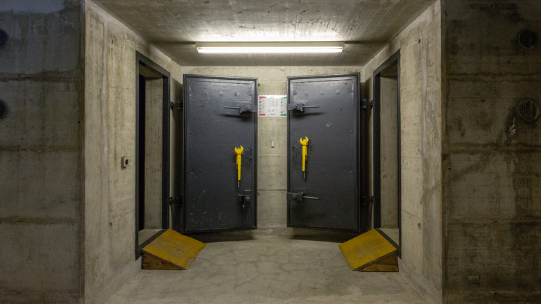 스위스의 건물 지하실에 2 개의 열린 벙커 문