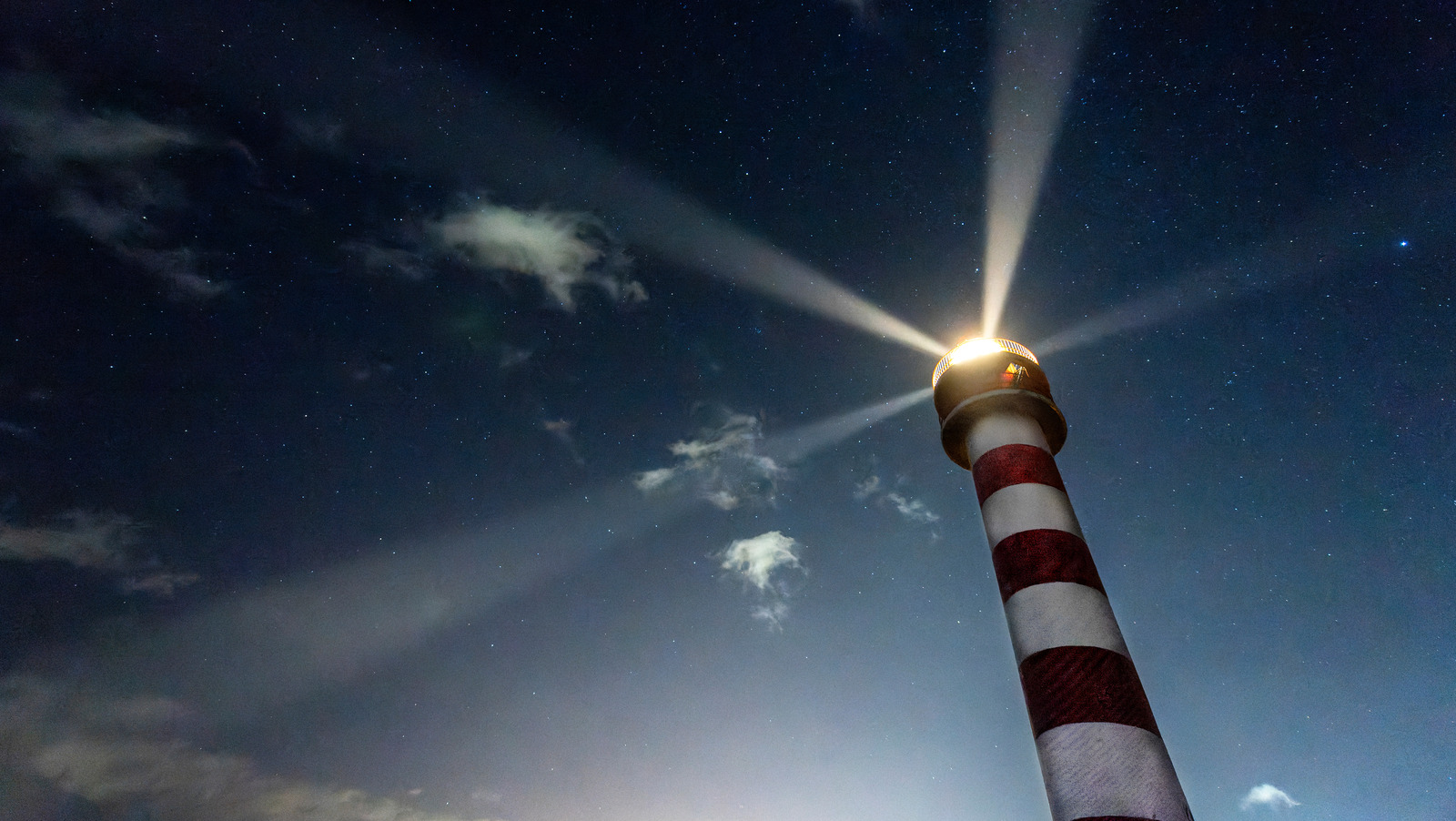 등대의 조명이 회전하는 이유는 무엇입니까? 그들이 배를 돕는 방법은 다음과 같습니다