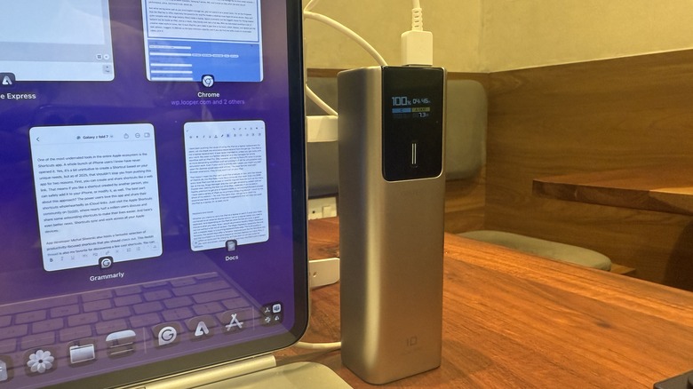 파워 뱅크와 iPad.