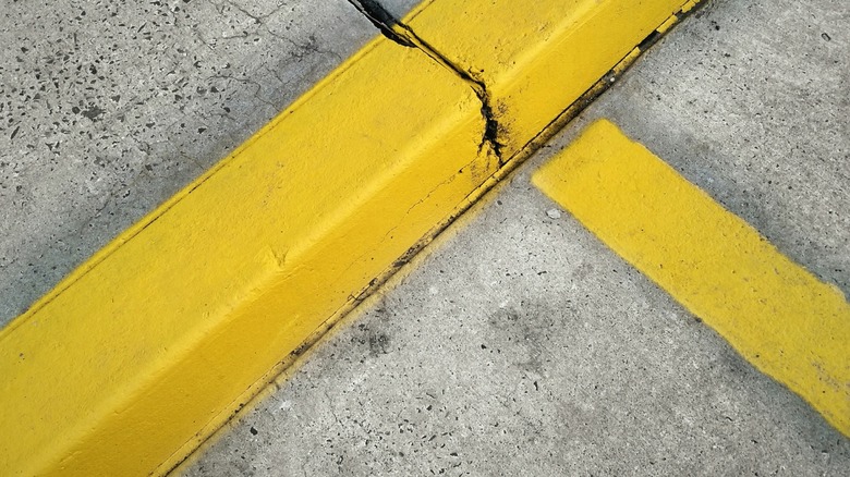 노란 연석의 고각 사진