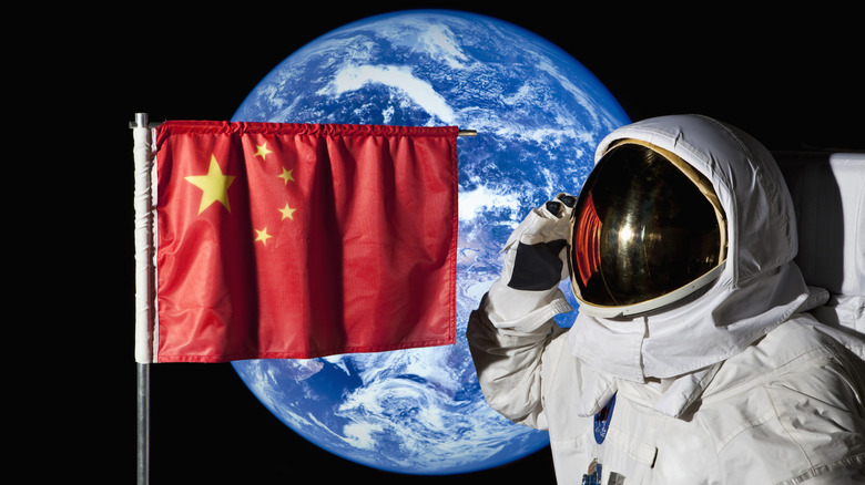 중국 국기와 지구가있는 우주에있는 우주 비행사.