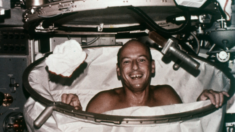 Skylab 2 사령관 Pete Conrad는 제로 중력으로 샤워를합니다.