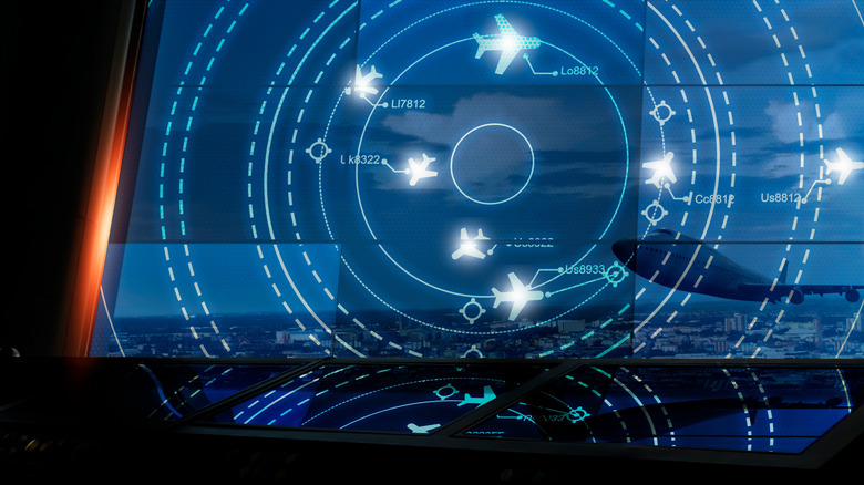 다수의 플라이 라이트를 보여주는 항공 교통 관제 레이더 디스플레이