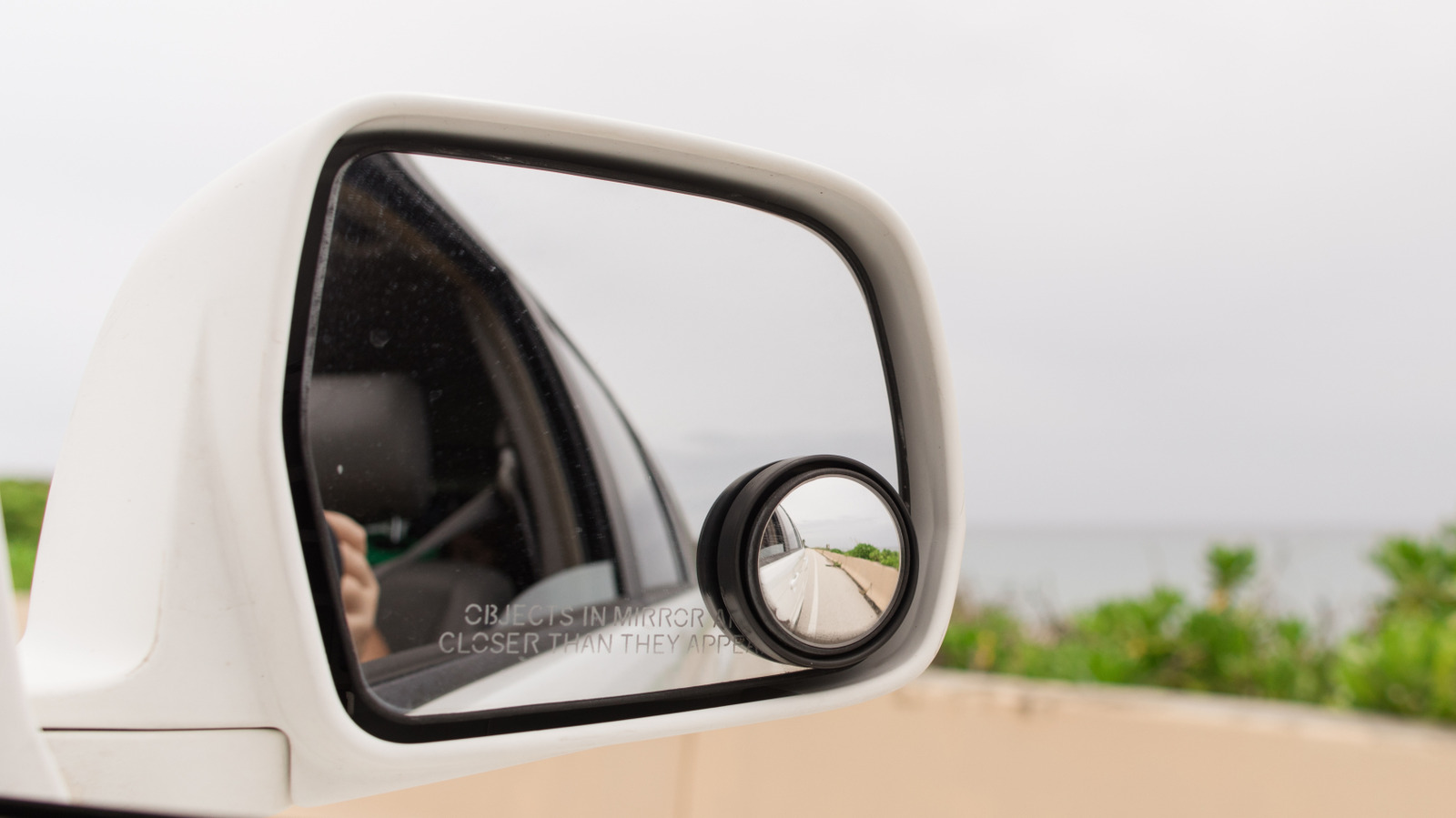 자동차 측 미러의 작은 거울은 무엇입니까?